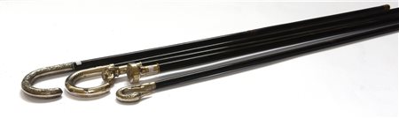 Gruppo di cinque bastoni da passeggio con aste in legno ebanizzato e prese in a