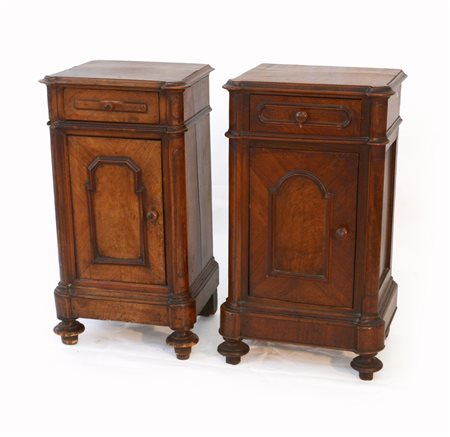 Lotto di due comodini in noce del sec. XIX (difetti)