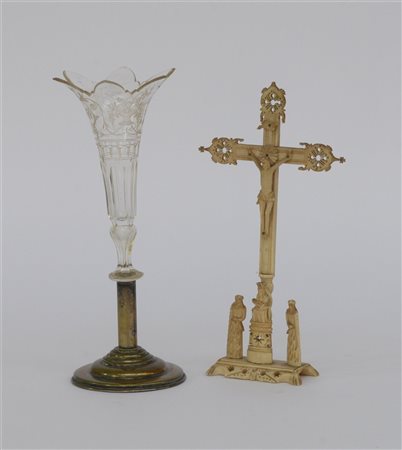 Lotto composto da un crocifisso in osso del secolo XIX ed un calice con base in