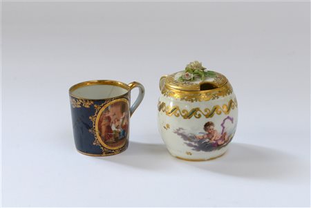 Manifattura di Vienna, secolo XIX. Lotto composto da una cremiera ed una tazza