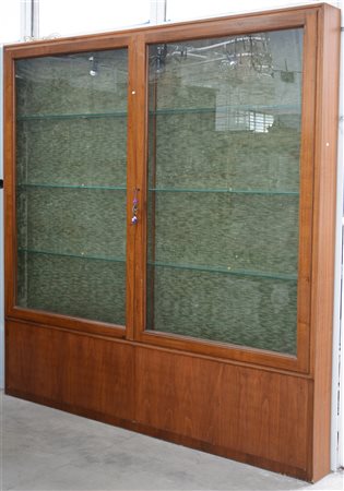 Vetrina/espositore in legno a due ante a vetri (cm 200x206x17) (difetti)