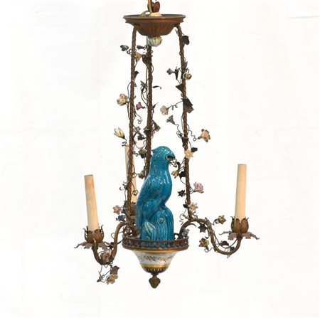 Lampadarietto a tre fiammo in ferro battuto decorato con fiorellini in porcella