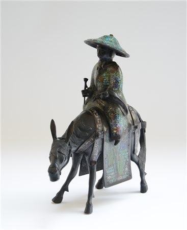 Scultura in bronzo e metallo cloisonnè raffigurante saggio a dorso di mulo (h.