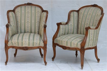Coppia di poltrone bergere con schienale sagomato e intagliato, braccioli, fasc