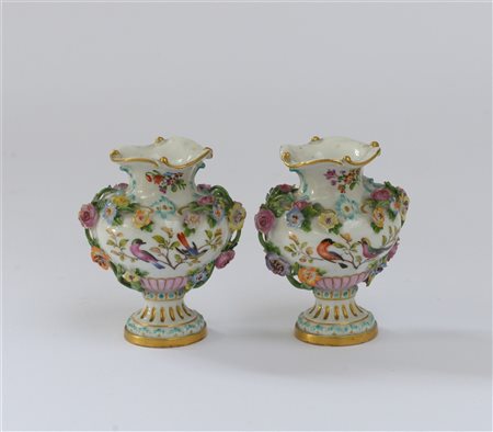 Manifattura di Meissen, fine secolo XIX. Coppia di vasetti in porcellana decora