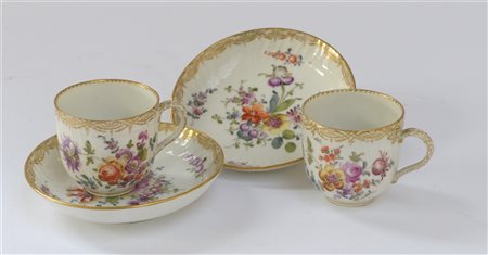 Manifattura di Berlino, secolo XIX. Coppia di tazze con piattini in porcellana