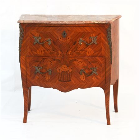 Comoncino a fronte mosso a due cassetti interamente lastronato, filettato e int