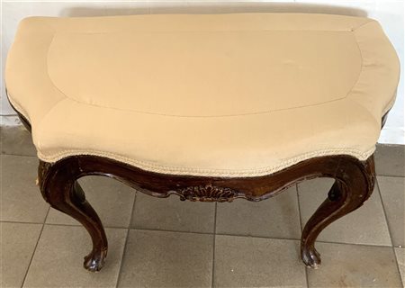 Panchetto in noce con fascia intagliata a valva di conchiglia e gambe mosse. Se