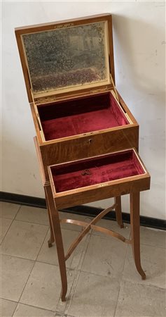 Portagioie lastronato con coperchio apribile, cassetto meccanico nella fascia.