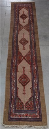 Tappeto Hamadan, Persia, fine secolo XIX.
Decorato con tre medaglioni con punta