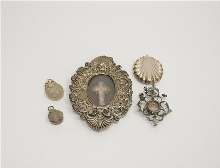 Piccolo cartagloria contenente una croce portareliquie, unito a quattro reliqui