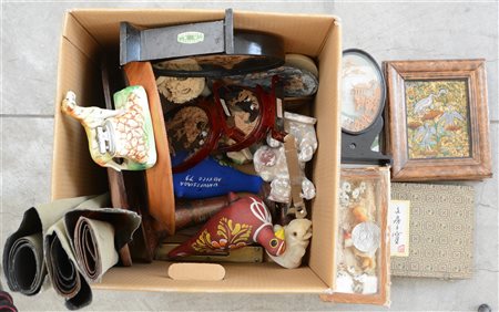 Manifatture diverse, cartone contenente numerosi oggetti di materiali e per usi