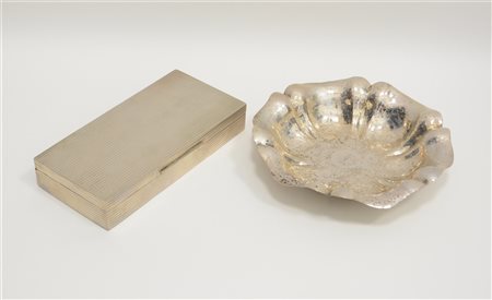 Lotto composto da una scatola portasigarette ed un'alzatina in argento (g 650 c