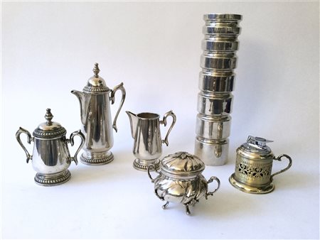 Lotto composto da una caffettiera, una lattiera e una zuccheriera in argento a
