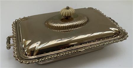 Legumeria in metallo argentato con bordure decorate a motivi concatenati