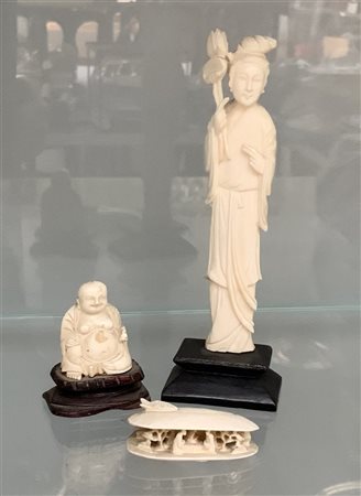 Arte Orientale lotto di 3 piccoli oggetti in avorio scolpito, inizio secolo XX�