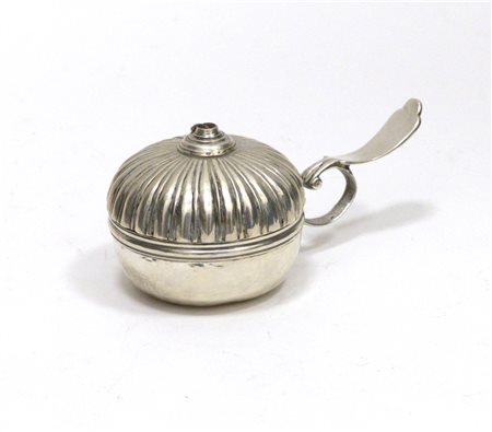 Bugia in argento a corpo bombato e scanalato. Argentiere "ZG". Venezia, secolo