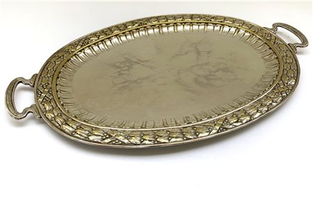 Vassoio biansato in metallo argentato di forma ovale con bordure decorate a mot