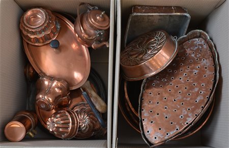 Due scatole contenenti forme da budino, contenitori e piatti in rame e peltro (