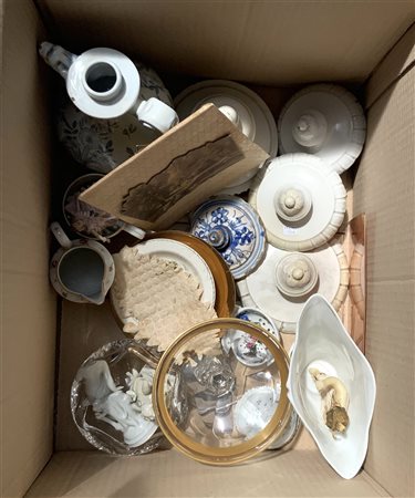 Cartone contenente numerosi oggetti di diverse epoche e materiali (difetti)