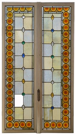 Finestra a doppio battente con vetrate a vetri dipinti in policromia e legati a