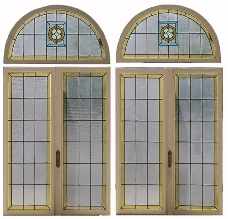 Coppia di finestre a doppio battente con lunette con vetrate a vetri dipinti in