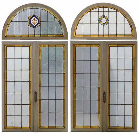 Lotto di due finestre a doppio battente con lunette con vetrate a vetri dipinti