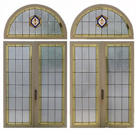 Coppia di finestre a doppio battente con lunette con vetrate a vetri dipinti in