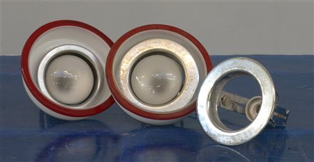 Lotto composto da tre lampade a sospensione in vetro lattimo con bordo in vetro