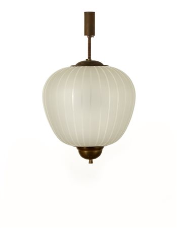 Piccola lampada a sospensione in ottone e vetro acidato. Italia, anni '50. (h c