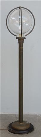 Lampada da terra in ottone cromato a una luce con diffusore sferico in vetro in