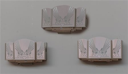 Gruppo di tre appliques déco con struttura in fusione metallica e diffusori in