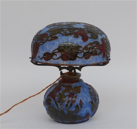 Lampada da tavolo in vetro corroso all'acido con decori di gusto art nouveau. P