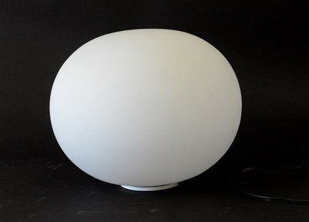 Lampada da tavolo con paralume sferico in vetro incamiciato lattimo satinato. I