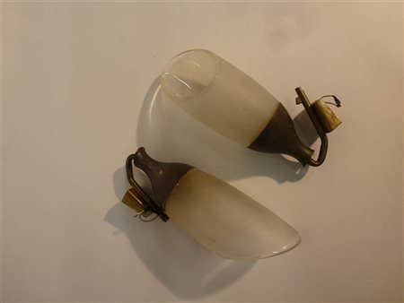 Coppia di appliques con struttura in ottone e diffusore in vetro acidato sulla