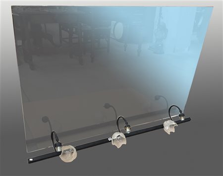 Specchio rettangolare con illuminazione a tre luci. Produzione recente. (cm 90x