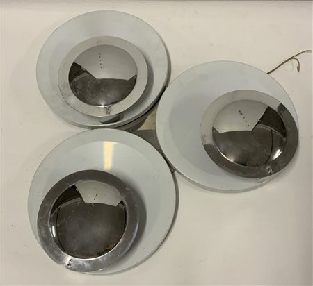 Lampada da parete a tre luci in metallo laccato bianco e cromato. Italia, anni
