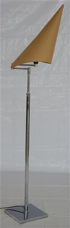 Lampada da terra con struttura regolabile in metallo cromato e paralume di form