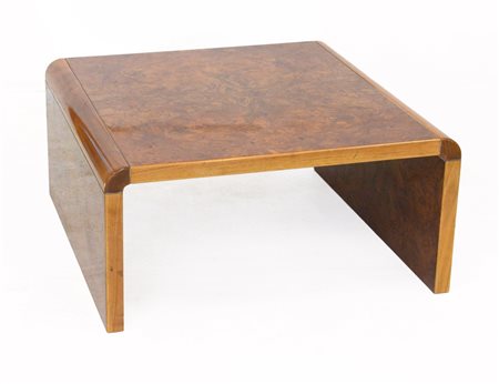 Tavolino da salotto impiallacciato in radica con angoli smussati. Italia, anni