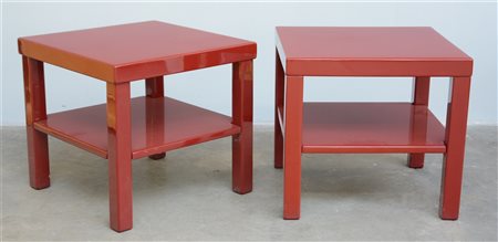 Coppia di tavolini in legno laccati color rosso. Italia, epoca recente. (cm 60x