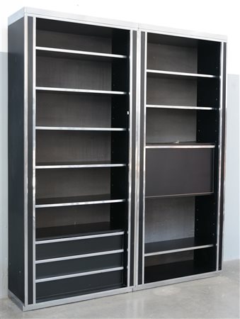 Gruppo di quattro librerie rivestite in laminato nero e bordate in metallo crom