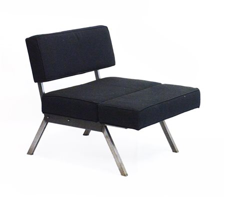 Poltroncina reclinabile con struttura in acciaio e rivestimento in tessuto nero