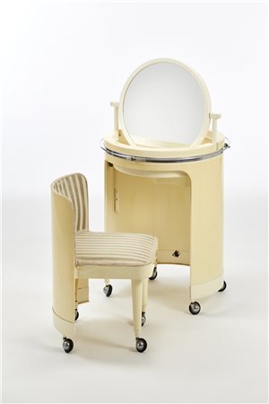 Mini toilette su rotelle in plastica bianca. Italia, anni '60/'70. (h cm 106; d