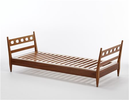 Letto singolo in legno massello impiallacciato. Italia, anni '50. (cm 213,5x71x