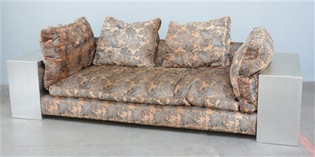 Divano di gusto déco con struttura in legno truciolare verniciato color argento