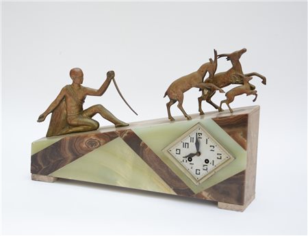 Pendola da camino Déco. Orologio in marmo e onice con sculture in fusione metal