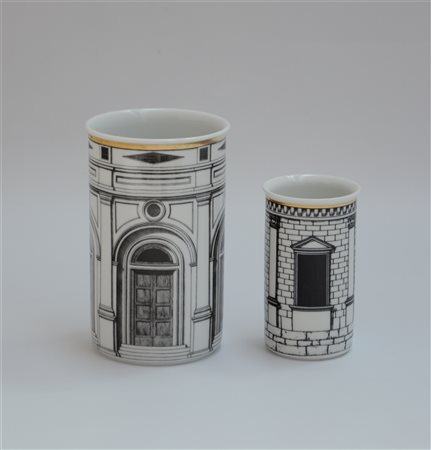 Fornasetti Lotto di due vasetti in porcellana con decoro "Palladiana" in nero pr