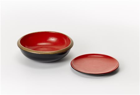 Lino Sabattini Lotto composto da un centrotavola in ceramica smaltata rosso, ner