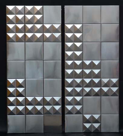 Due pannelli montati su compensato rivestiti in lamina d'acciaio a quadri bugna