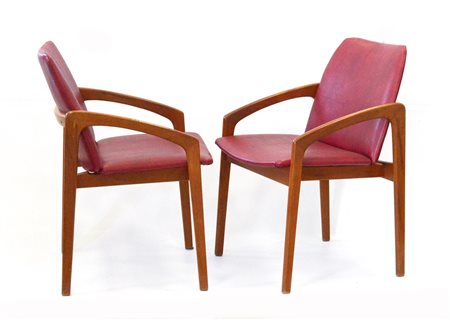 Coppia di poltroncine rivestite in similpelle rossa con struttura in legno mass